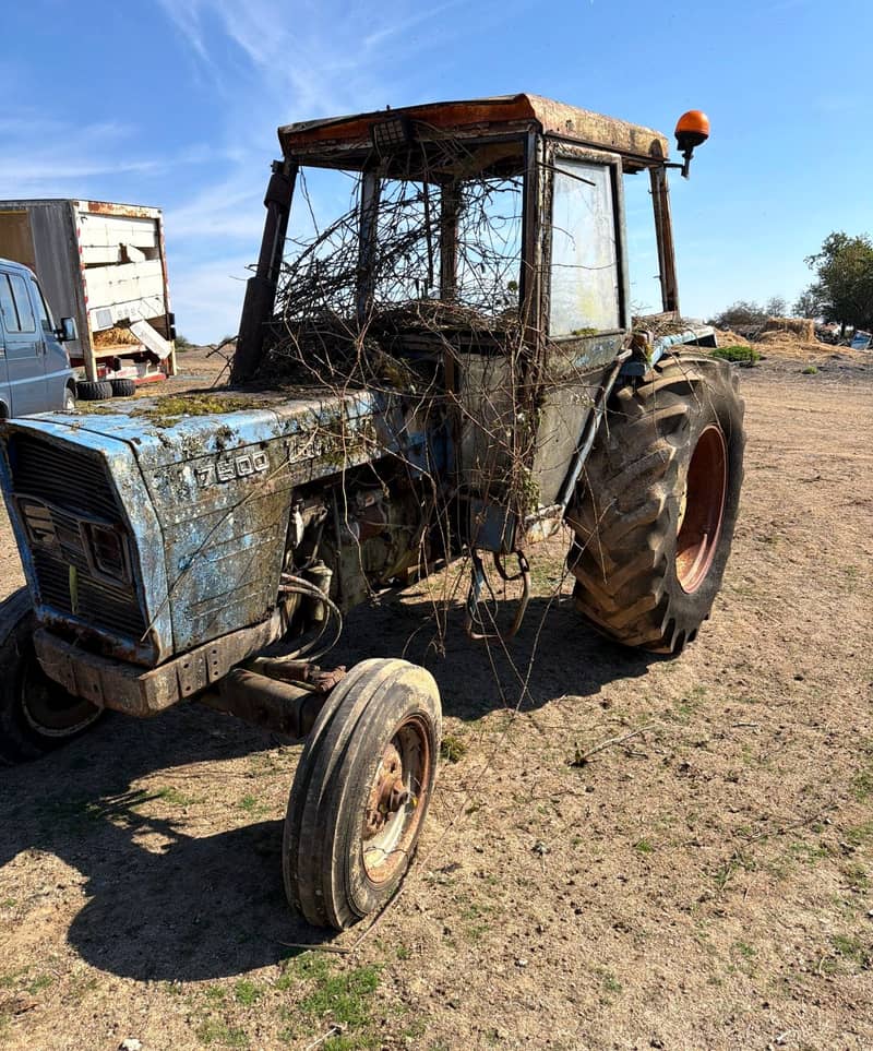 Un vieux tracteur hors d'usage, envahi par la végétation