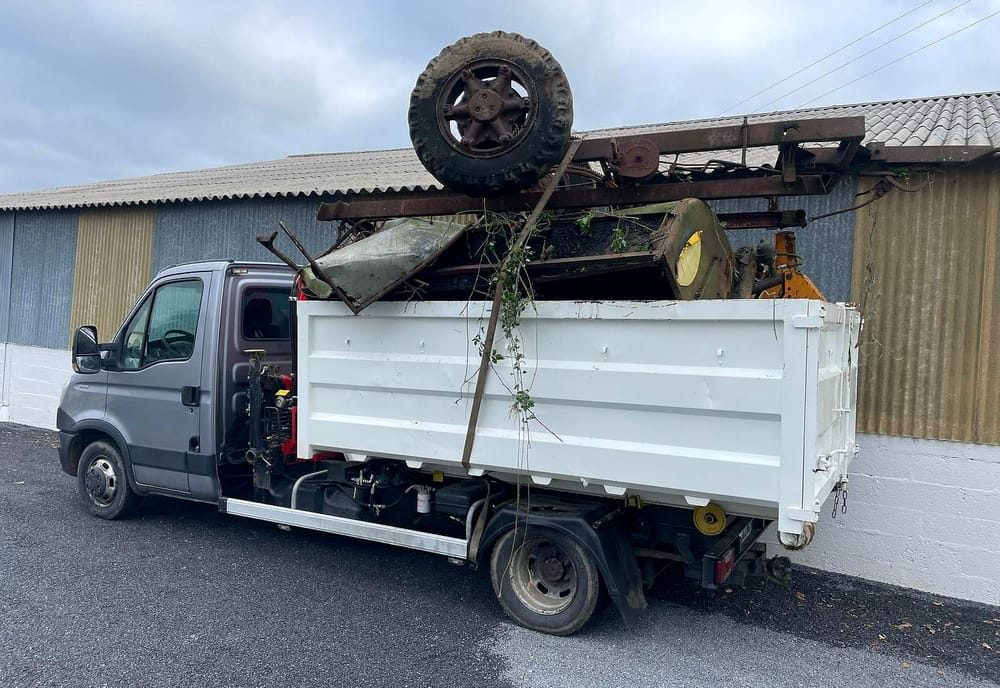 Le camion de Darel Services chargé de ferraille : roue, poutrelles, tôles